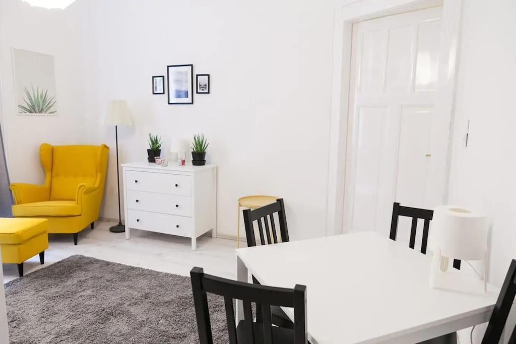 Central 30M2 A/C Apartment, 3 Min From Ny Cafe Budapest Luaran gambar